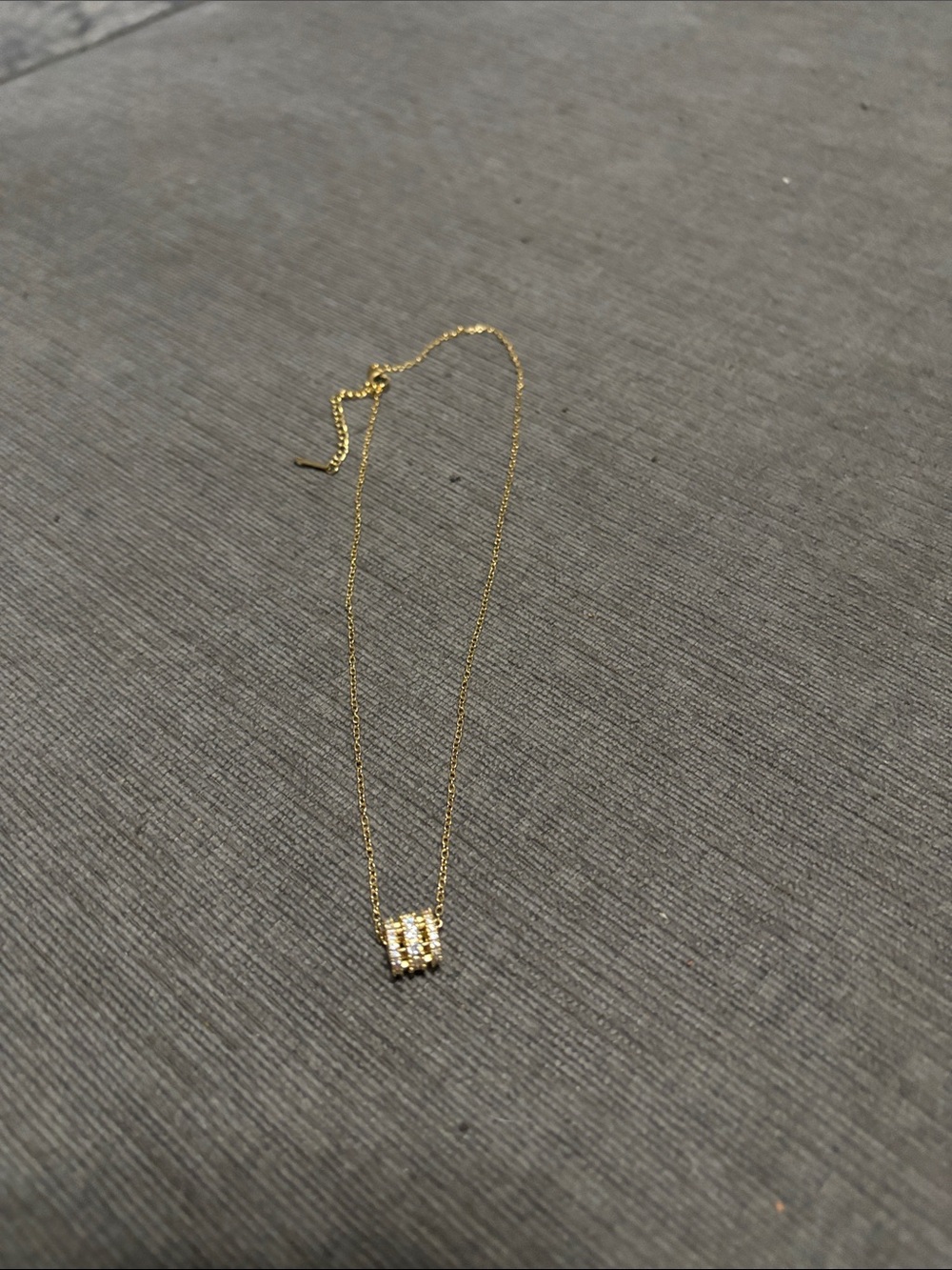 Elegant Gold Cubic Zirconia pendant Necklace. 18 inch. Never worn